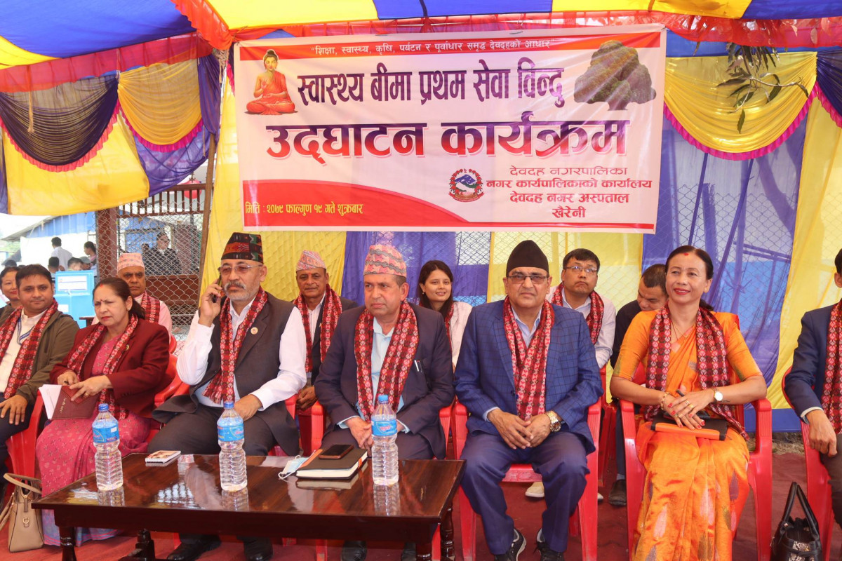 स्वास्थ्यकर्मीद्वारा देवदह नगर अस्पताल सरसफाईसंगै दीप प्रज्ज्वलन