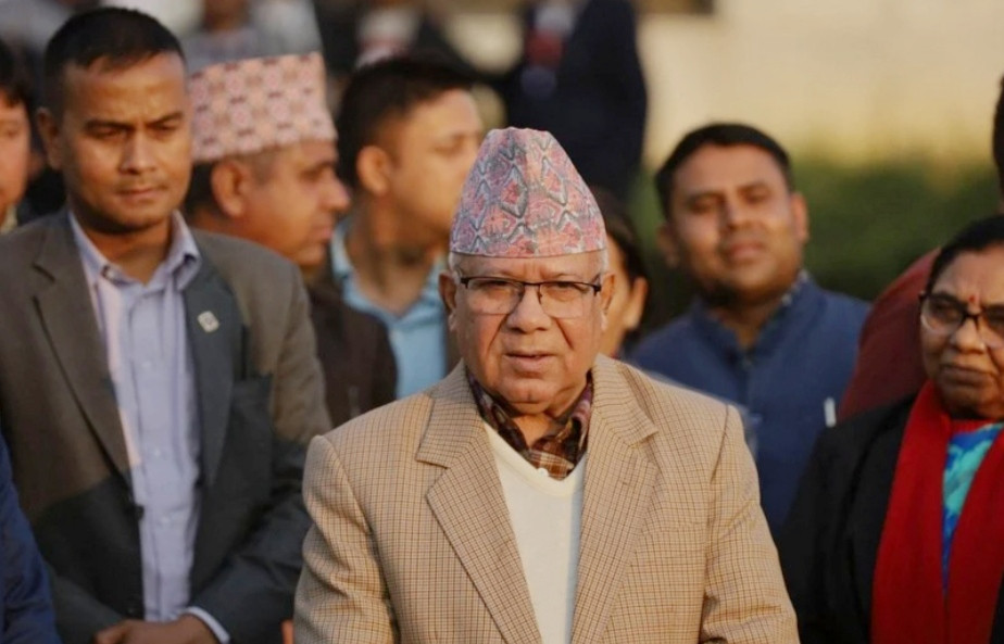 राष्ट्रपतिले देशको शिर निहुरिने कुनै काम गर्नु हुँदैन : माधव नेपाल