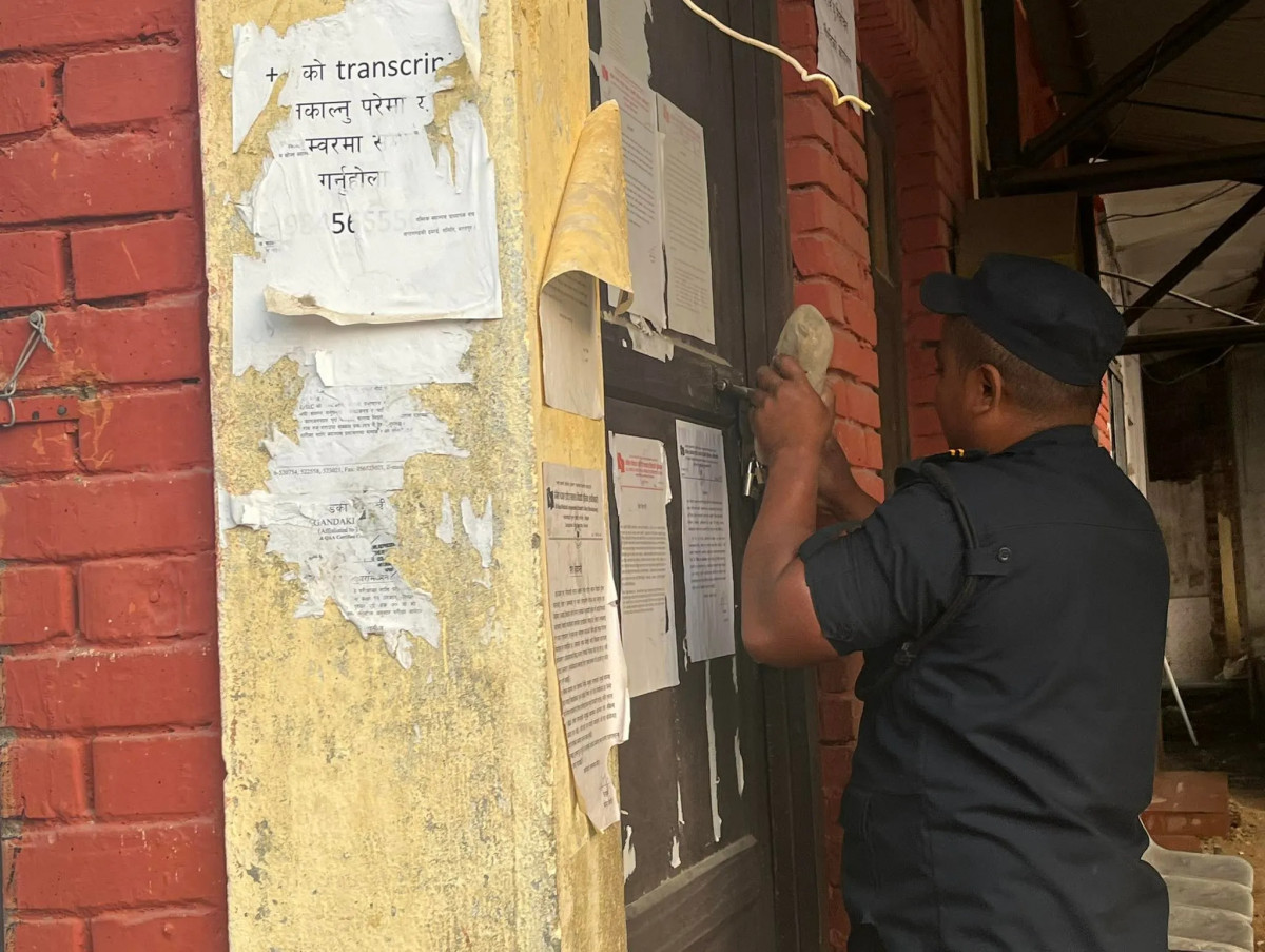 चितवनको ११ क्याम्पसमा विद्यार्थी संगठनले लगाएका ताला प्रहरीले फोड्यो