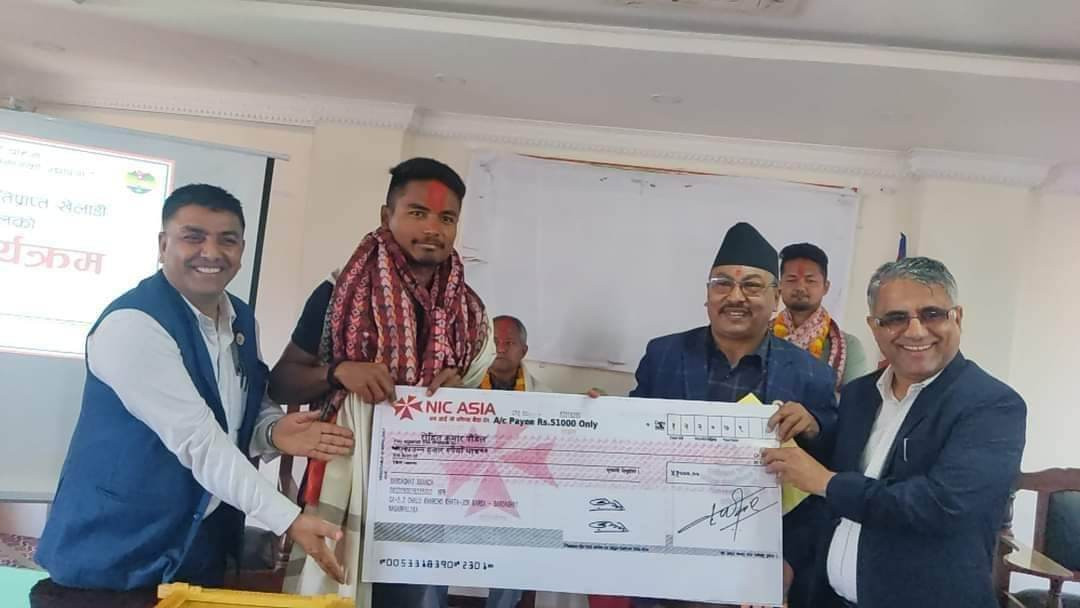सर्टिफिकेटको नाममा विद्यालयले ५/५ हजार असुलेको भन्दै नगरपालिकाको शिक्षा शाखामा तालाबन्दी