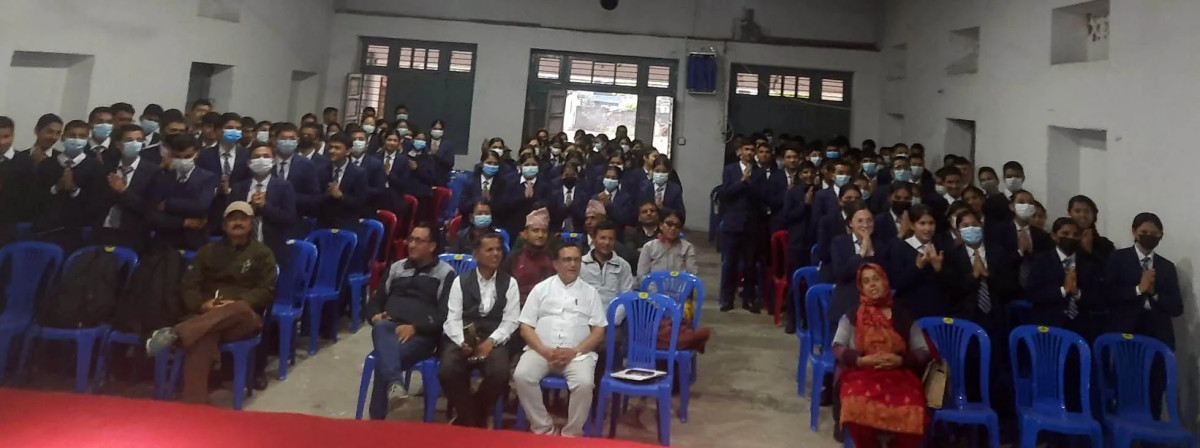 पोखराको अमरसिंह उच्च माविका ३७ विद्यार्थीले संस्कृत विषयको परीक्षा दिंदै