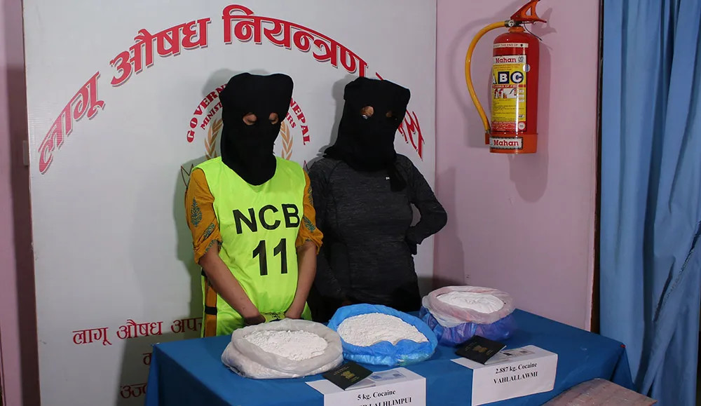 १७ करोड मूल्य बराबरको झण्डै आठ किलो कोकिनसहित दुई भारतीय महिला पक्राउ