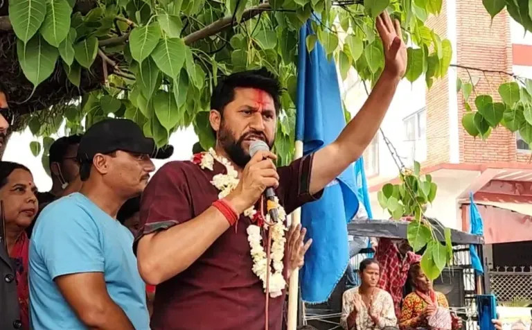सभापति लामिछानेले रास्वपा सांसदहरुसँग छलफल गर्दै