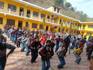विद्यालयमा याेग र आयुर्वेद शिक्षा दिँदै रिडी आयुर्वेद