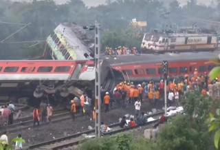 भारतको ओडिसामा रेल दुर्घटना २३० बढीको मृत्यु, ९०० बढी घाइते