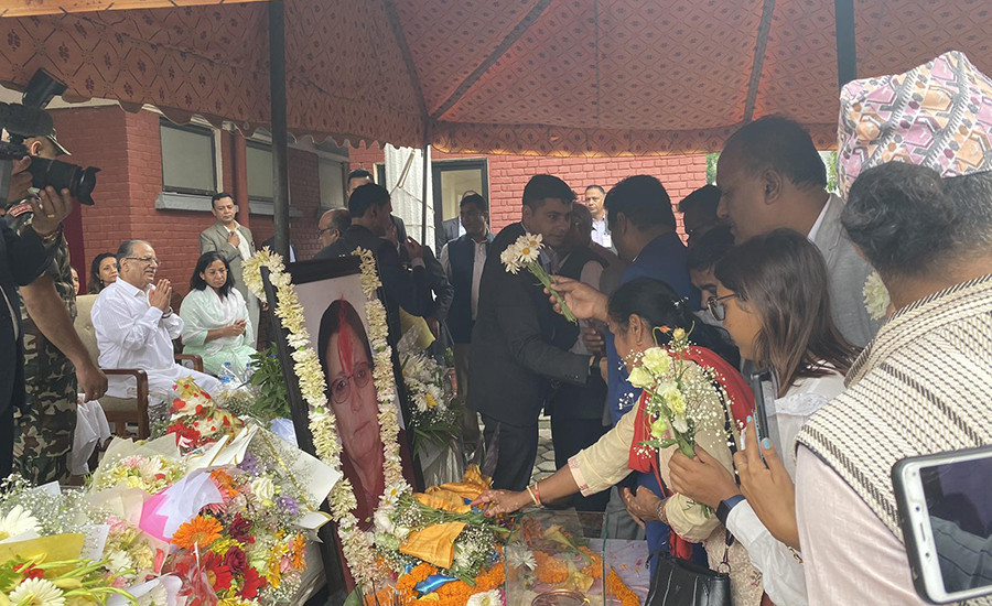 प्रधानमन्त्री पत्नी सीता दाहालप्रति श्रद्धाञ्जली प्रकट गर्न बालुवाटार पुगे कलाकार