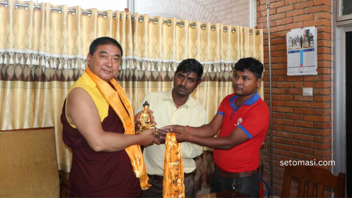 प्रेस सेन्टर लुम्बिनी शाखाद्वारा लुम्बिनी विकास कोषका उपाध्यक्ष लामासंग भेटघाट
