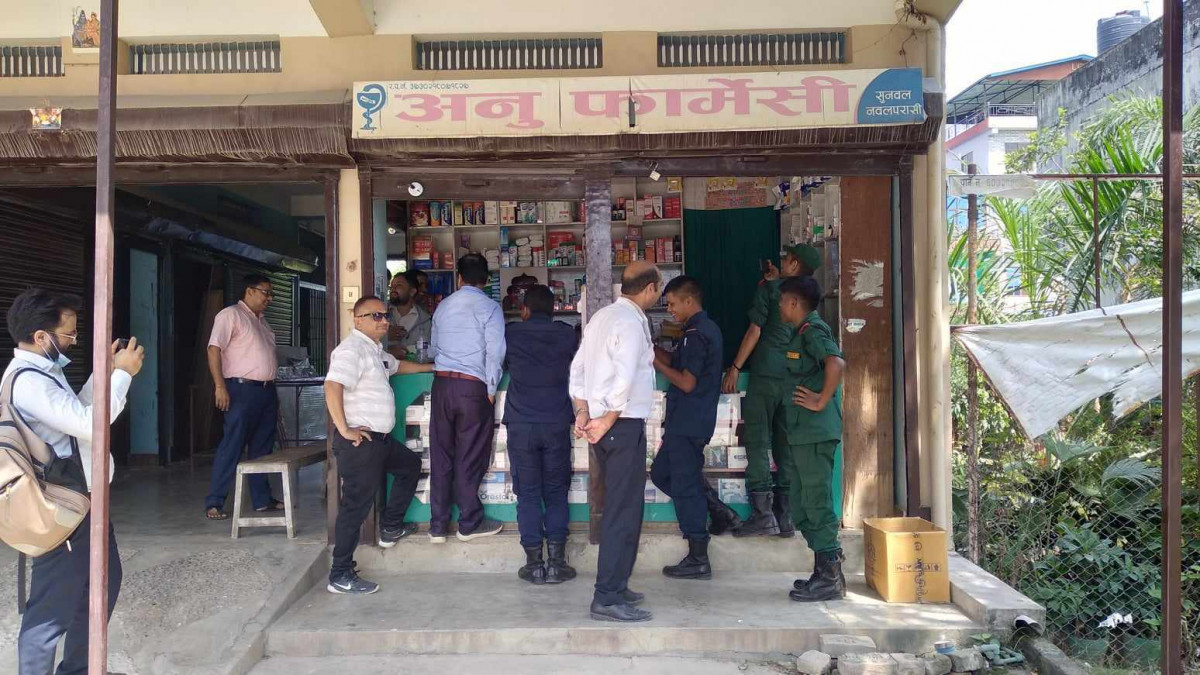 घरेलु तथा साना उद्योग कार्यालय बझाङद्वारा २ लाख बढिको म्याद गुज्रिएको सामान बरामद 