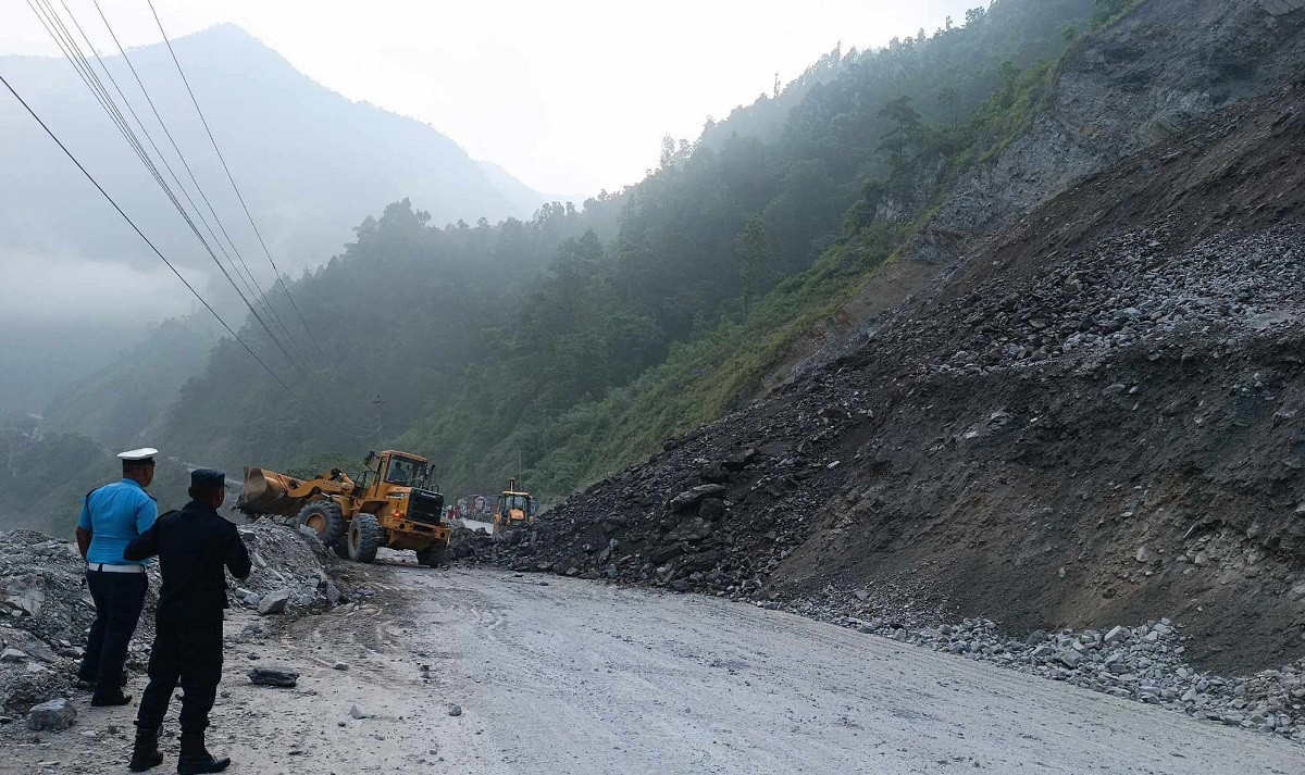 नाम्सी पुलमा पहिरो खस्यो,  मुग्लिन-नारायणघाट सडक एकतर्फी