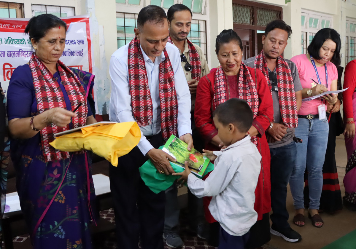 बुटवलका प्रमुख र उपप्रमुखले पोशाक र कापी हस्तान्तरण गरेर मनाए बाल दिवस