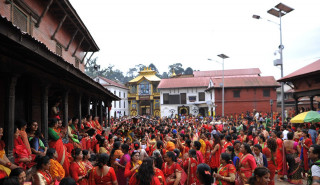 पशुपतिनाथको ढोका बिहान तीन बजेदेखि नै खुला, चार ठाउँबाट लाइनको व्यवस्था
