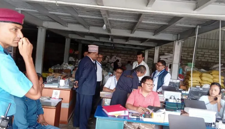 घरेलु तथा साना उद्योग कार्यालय बझाङद्वारा २ लाख बढिको म्याद गुज्रिएको सामान बरामद 