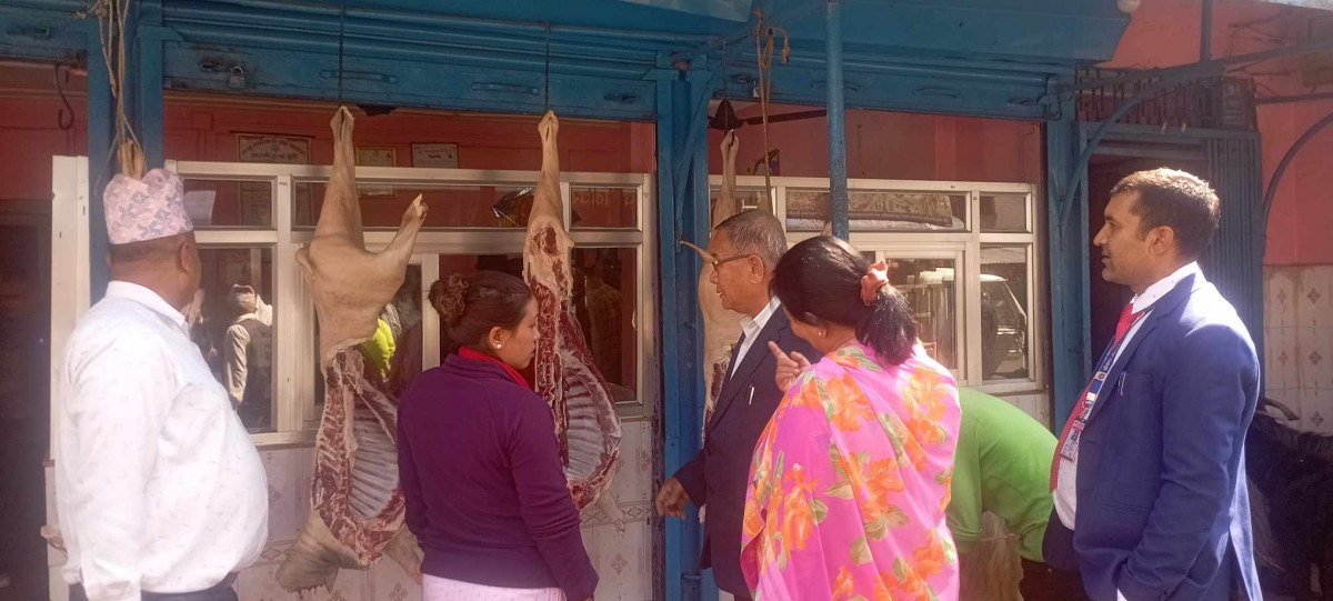 घरेलु तथा साना उद्योग कार्यालय बझाङद्वारा २ लाख बढिको म्याद गुज्रिएको सामान बरामद 