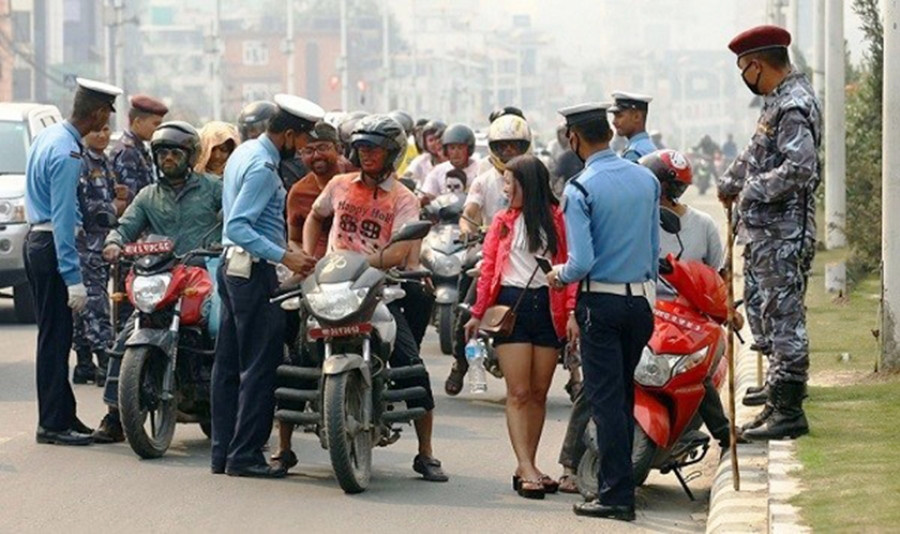 अत्यावश्यक काममा मात्र सवारी चलाउन ट्राफिक प्रहरीको अनुरोध