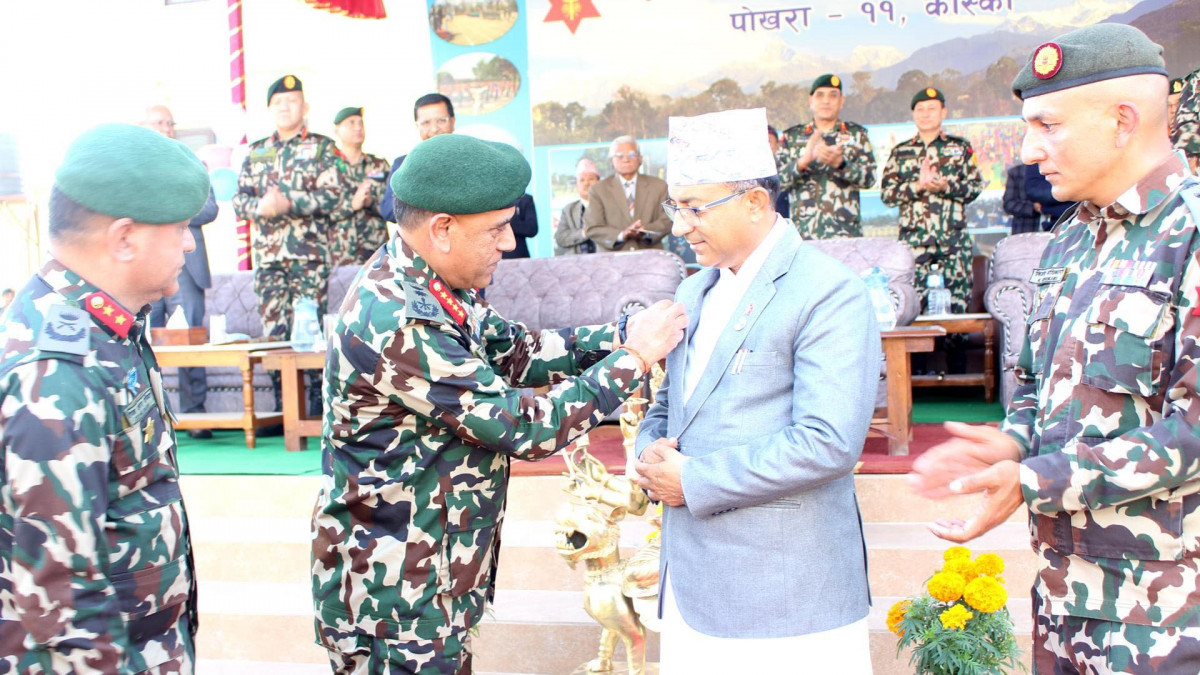 पोखराका मेयर आचार्यलाई सेनाको सम्मान