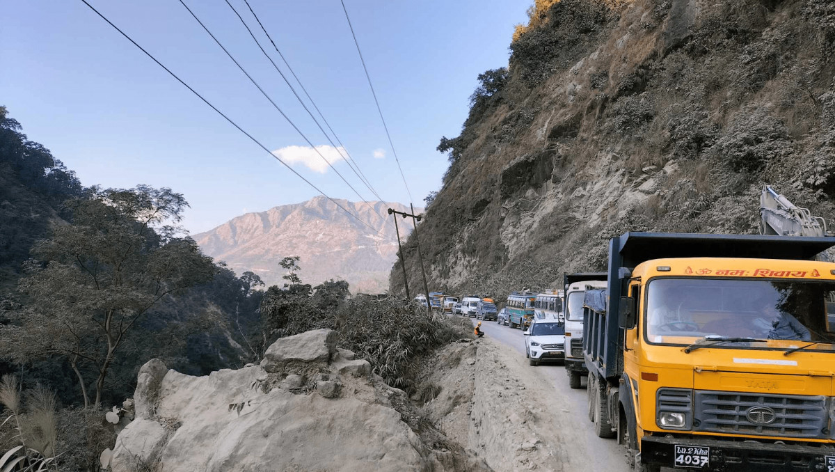 सिद्धबाबा क्षेत्रमा ढुंगा खस्दा कारमा क्षति, दुई जना घाइते