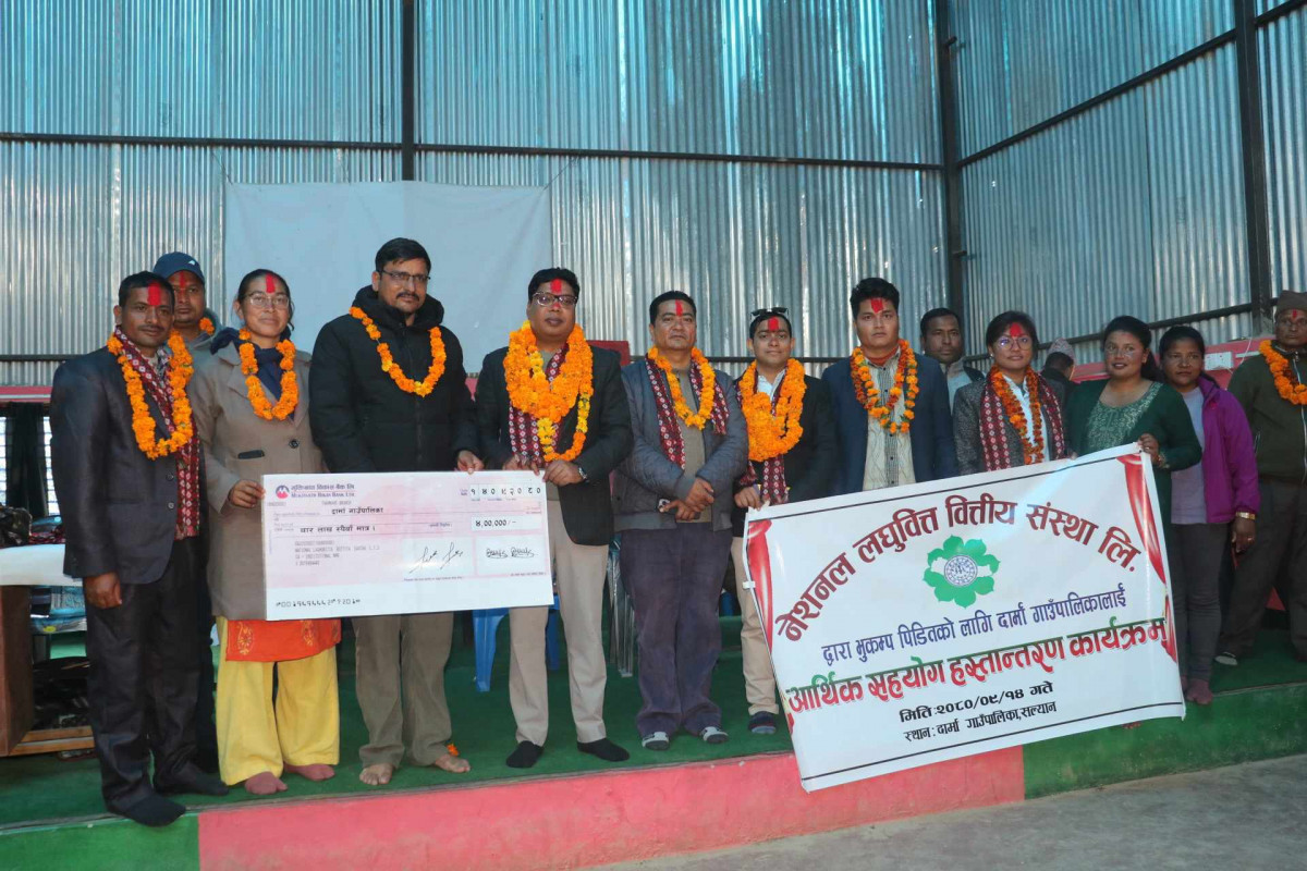 राहत बाँड्न हेलिकप्टरबाट हेलम्बु पुगे राजेश हमाल