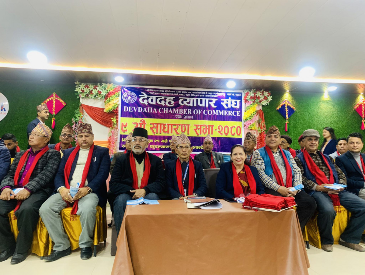 देवदह व्यापार संघद्धारा स्थापना दिवसको अवसरमा पशु आहार वितरण
