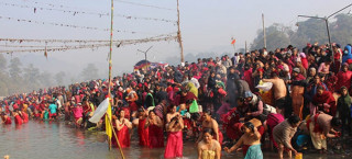 देवघाटमा स्नान गर्न भक्तजनको घुइँचो