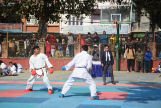 बास्केटबल कोर्टमा कराते खेलाउनुपर्ने बाध्यता