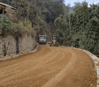ग्रामीण सडक व्यवस्थित नहुँदा जोखिमपूर्ण यात्राको बाध्यता