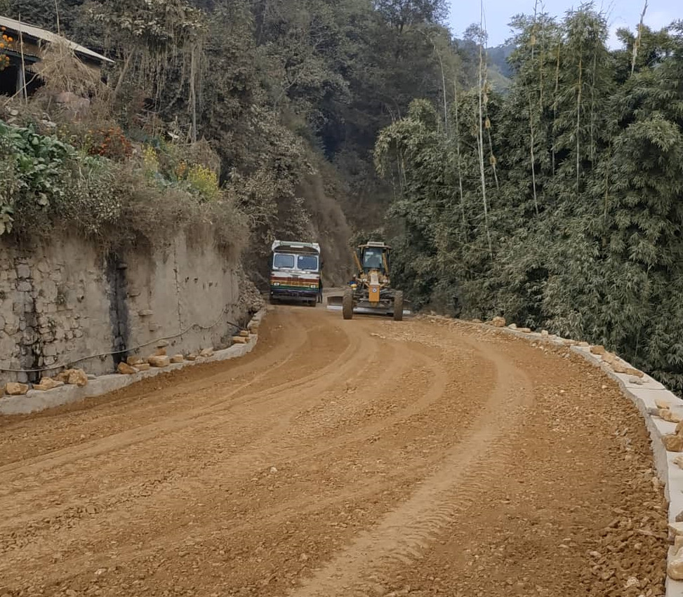 उदयपुरमा टिपर पल्टिदा ७ जना घाइते