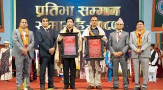 कलाकार हरिवंश आचार्य र गायक प्रकाश सपुत पुरस्कृत