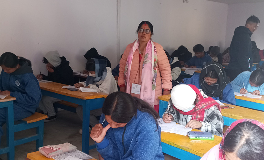 जिल्लाभरिका एसइई परीक्षार्थी एउटै कोठामा