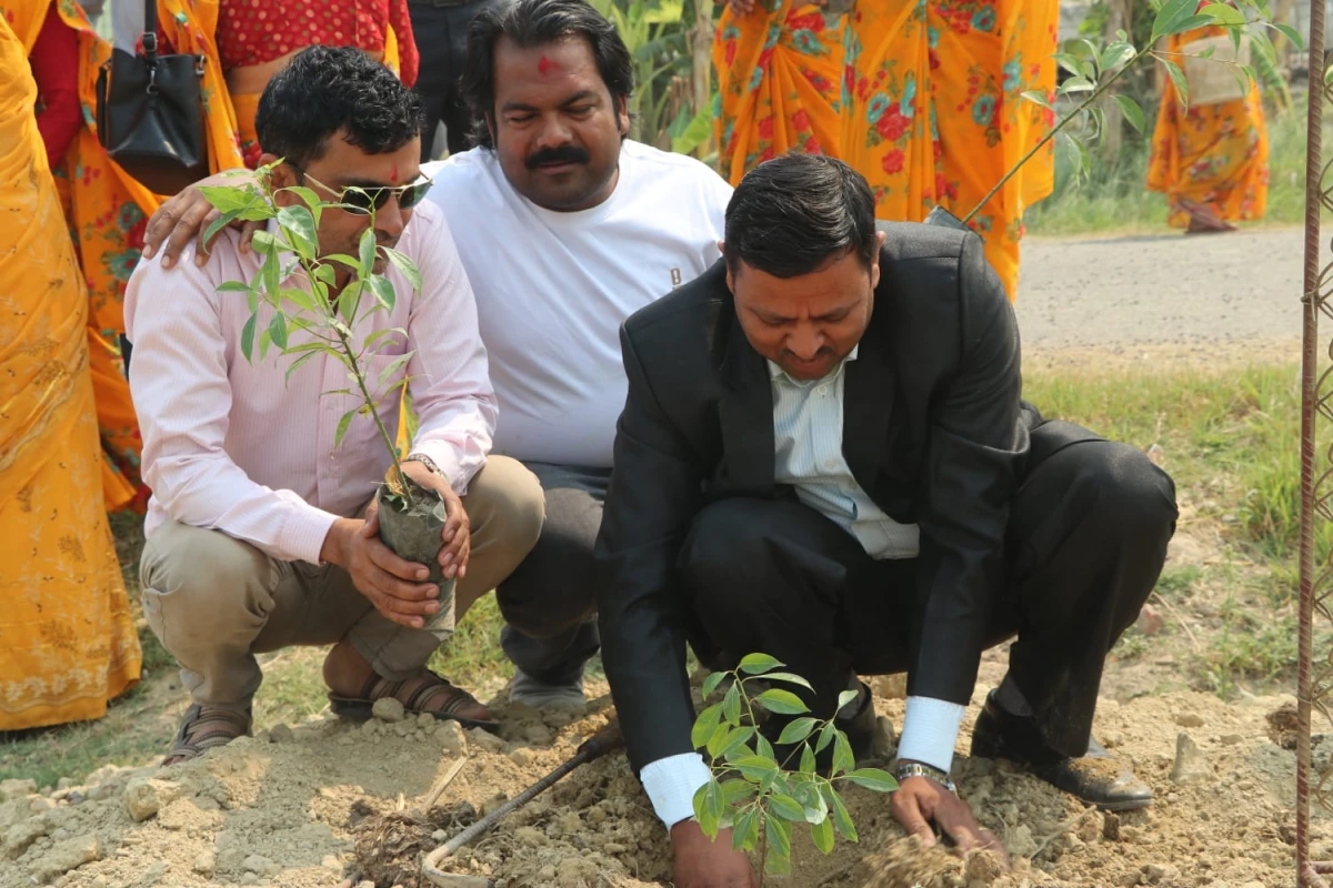 क्रान्तिकारीको 'एक विद्यार्थी, एक विरुवा' अभियान : बुटवलमा ६०० विरुवा रोपियो