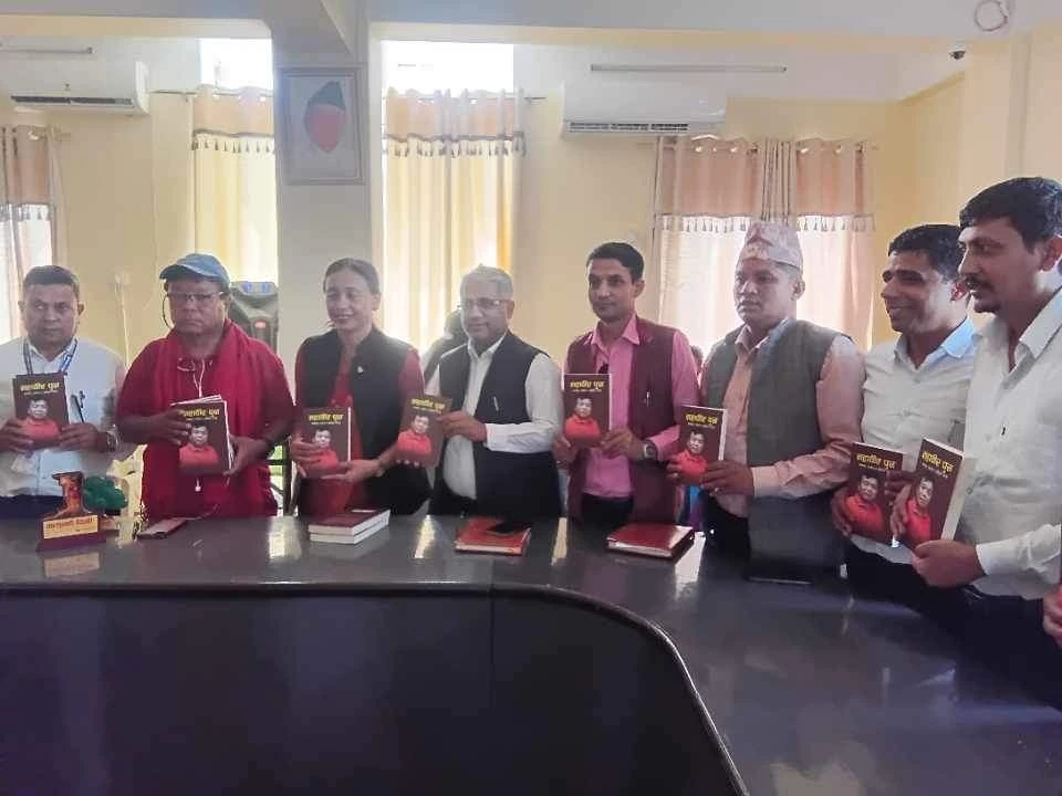 देवदह नगरपालिकाले महावीर पुनको एक लाखको पुस्तक किन्ने