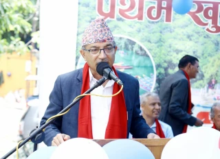 फेवातालका डुङ्गामा राखिएका अनाधिकृत विज्ञापन हटाउन मेयरको निर्देशन