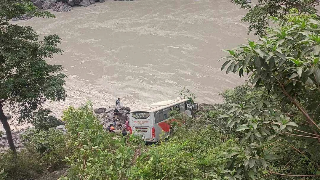त्रिशूलीमा अवैध बालुवा र गिट्टी उत्खनन तत्काल रोक्न सांसद आशिका तामाङको निर्देशन