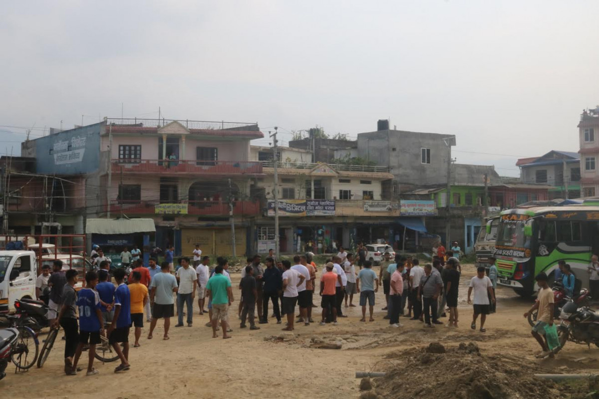 सडक निर्माणमा ढिलाइ गरेपछि स्थानीय आन्दोलित