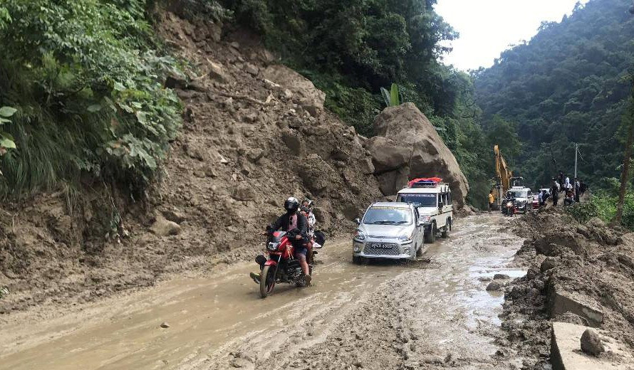 पहिरो पन्छाएपछि कर्णाली राजमार्ग सञ्चालनमा