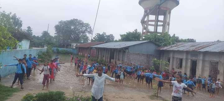 कक्षा कोठामा पानी जमेपछि पठन पाठनमा समस्या