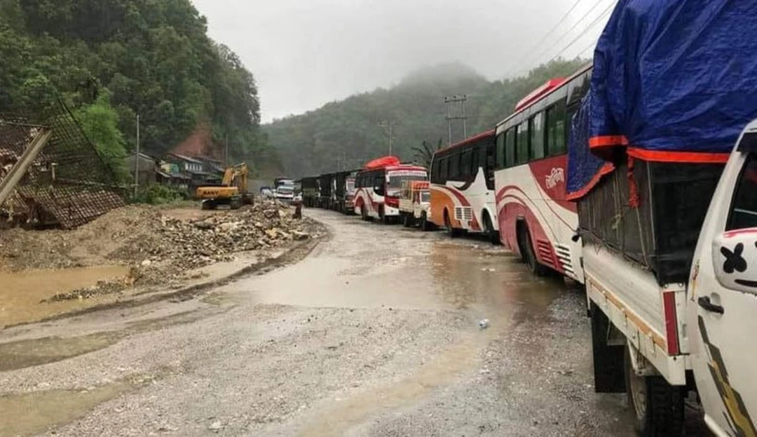 फिस्लिङमा पहिरो खसेपछि पृथ्वीराजमार्ग अवरुद्ध