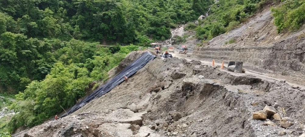 सिद्धबाबा क्षेत्रमा ढुंगा खस्दा कारमा क्षति, दुई जना घाइते