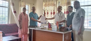 स्वर्गद्वारीमा सरकारी गाडिको दुरूपयोग बढेको भन्दै माओवादी केन्द्रले बुझायो ज्ञापन पत्र