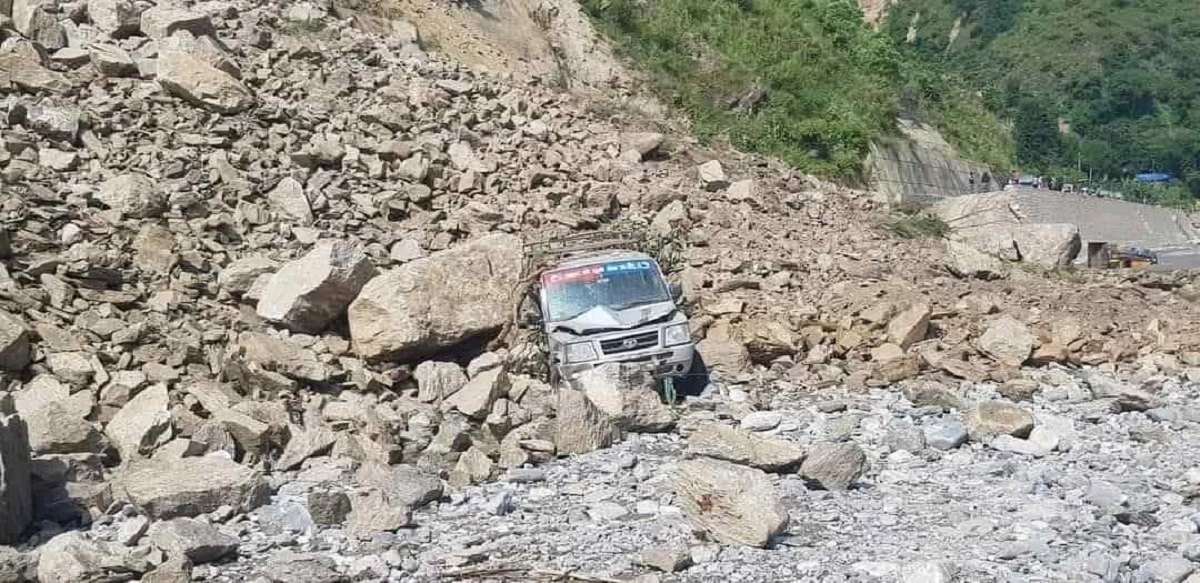 बीपी राजमार्गको आवागमन पूर्ण रूपमा बन्द