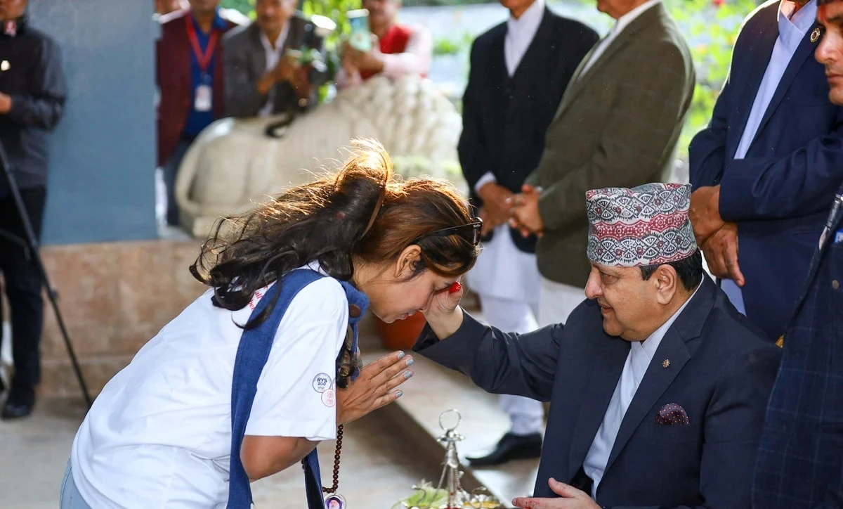 पूर्वराजा शाहले निर्मल निवासमा शुभेच्छुकलाई टीका लगाइदिने