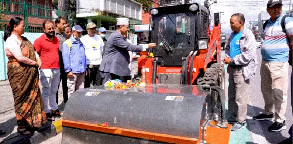 पोखरा महानगरले ल्यायो सडक सफा गर्ने ब्रुमर
