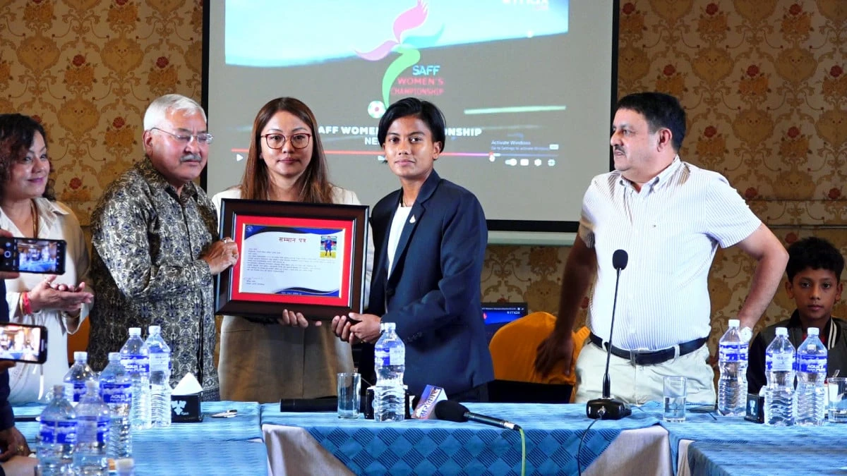 एसएस फाउण्डेसनद्वारा फुटबलर अमिशा कार्कीलाई नगद एक लाखसहित सम्मान