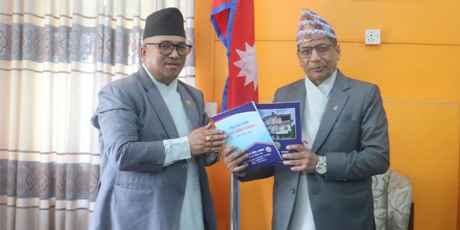 गण्डकी प्रदेश प्रमुखसमक्ष दलित आयोगको प्रतिवेदन पेस