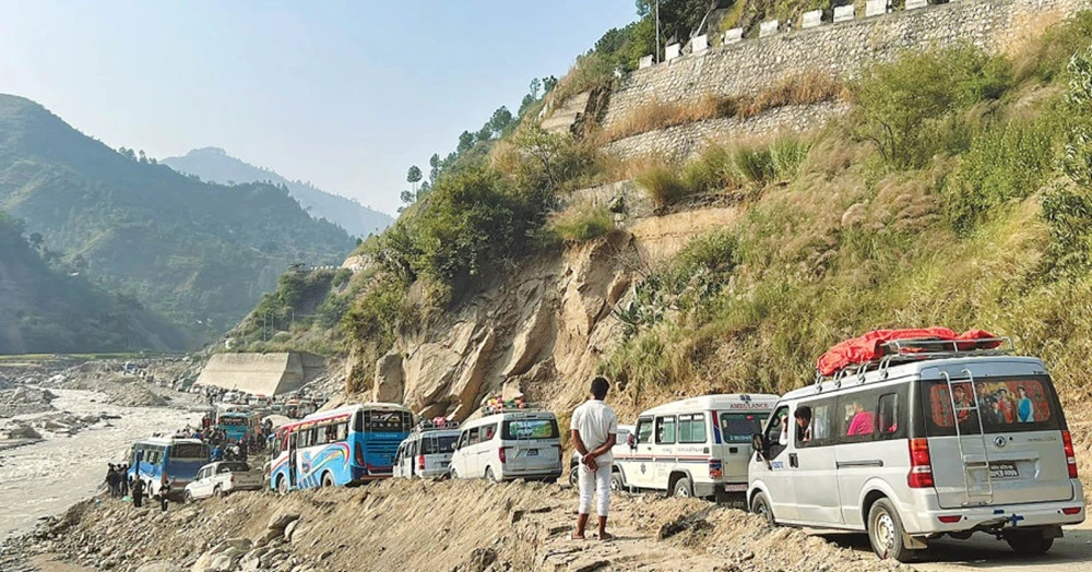 बीपी राजमार्गको आवागमन पूर्ण रूपमा बन्द