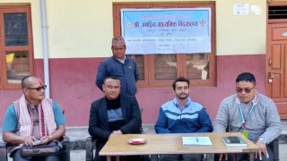 देवदहका शिक्षक फुटबल खेल्दै