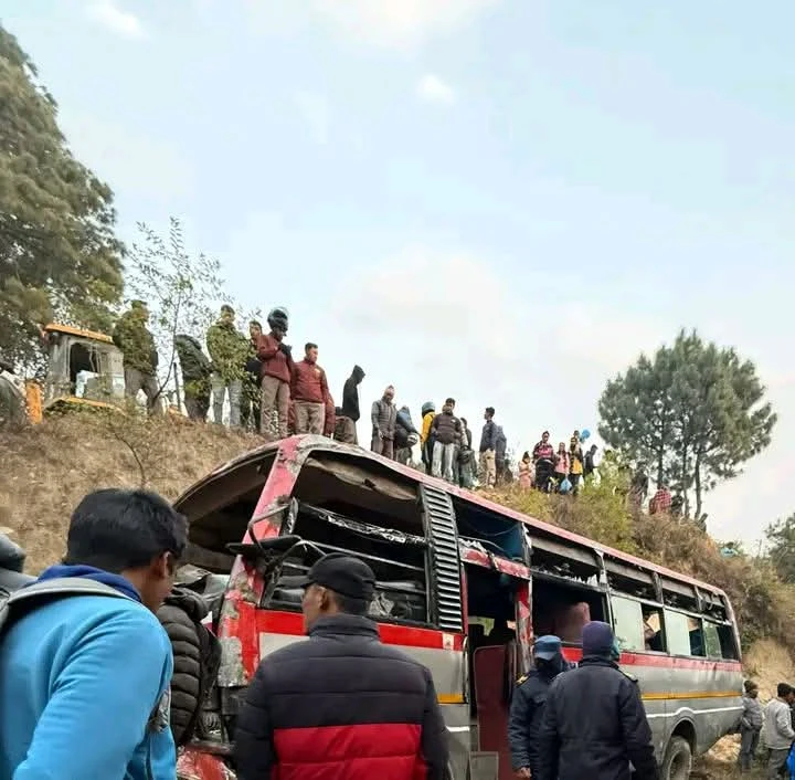 बनभोजबाट फर्किएका विद्यार्थी चढेको बस दुर्घटना, तीनको मृत्यु, ४० घाइते