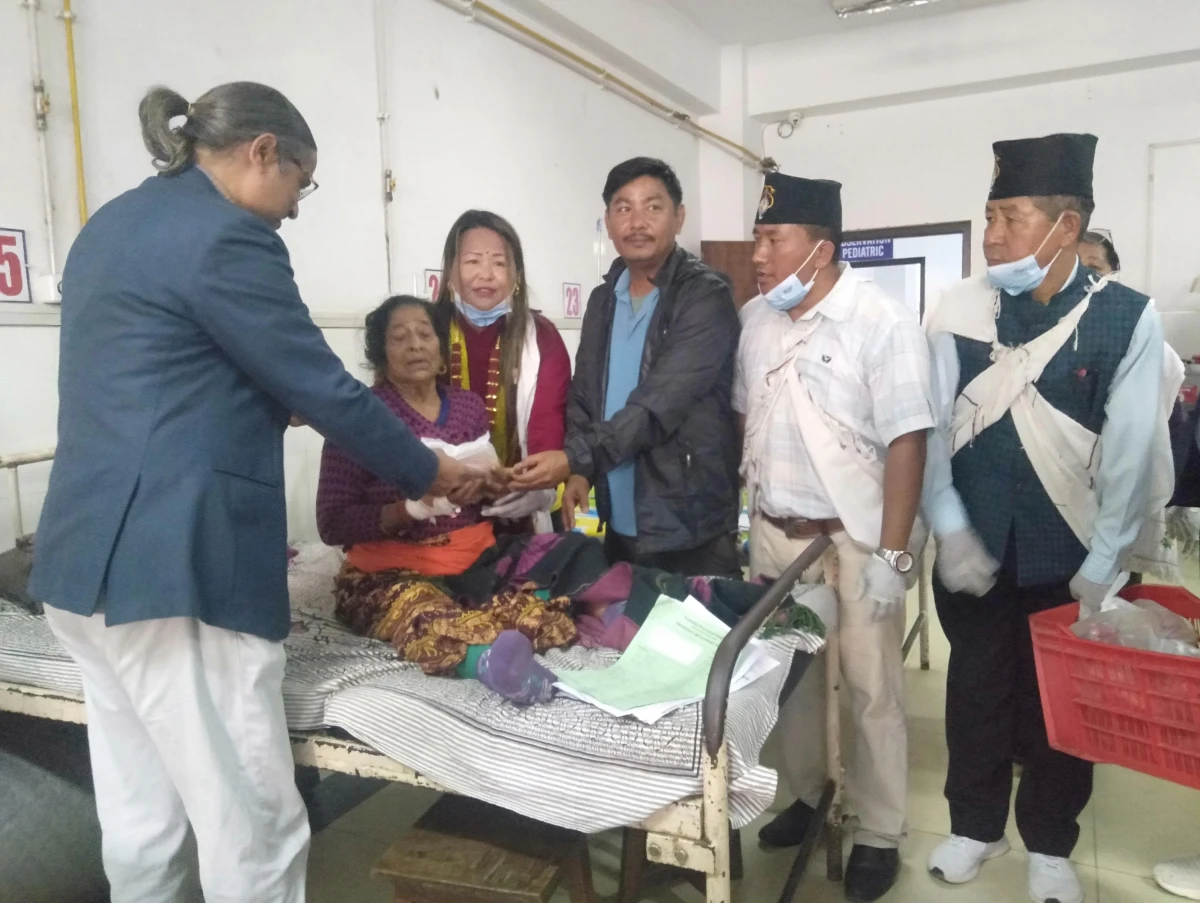 मगर संघ स्थापना दिवसको अवसरमा लुम्बिनी प्रादेशिक अस्पतालका विरामीलाई फलफूल वितरण