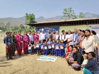 निर्माण बहुउद्धेश्यीय सहकारीद्धारा शैक्षिक सामग्रि वितरण