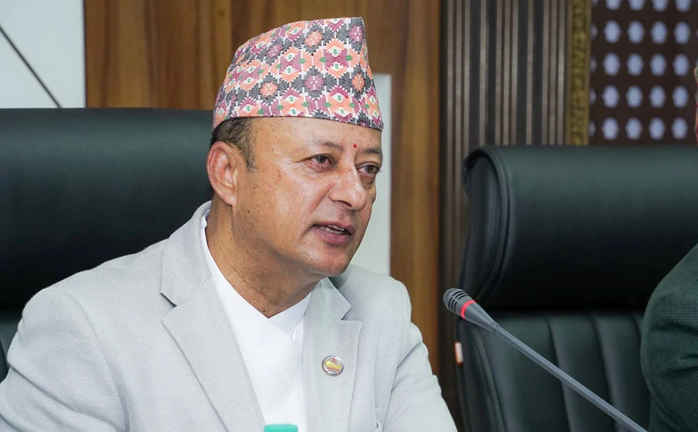 विदेशी आवासिय अनुमति लिएका चार कर्मचारीलाई सरकारी सेवाबाट अयोग्य ठहरिने गरि कारबाही सिफारिस