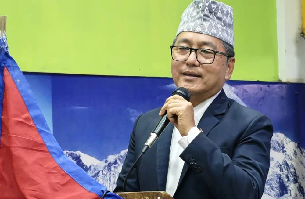 राप्रपाले आज ४० वर्षमुनिका युवाहरूसँग छलफल गर्दै